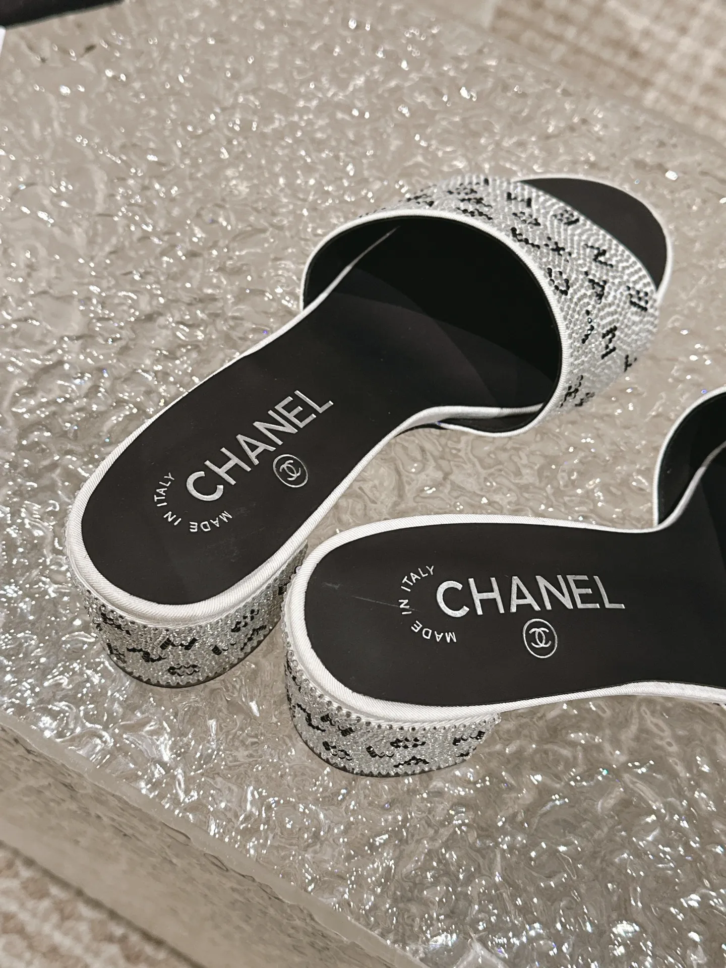 👟👟Ex-factory price 460👟👟 Xiaoxiang Chanel rhinestone slippers with large black rhinestone letters, these really blingbling slippers are full of diamonds. They are both classic and artistic, and can be styled as you like on the street every day. The characteristic is that the hot diamonds are particularly shiny. They are made with heavy craftsmanship and are not easy to fall off. They have a sexy and versatile temperament for ladies. Color: black, white. Heel height 5 cm. 35-41